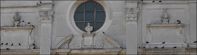 Statues de la famille Capello sur la façade de Santa Maria Formosa