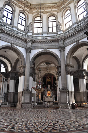 Vue intérieure de Santa Maria della Salute