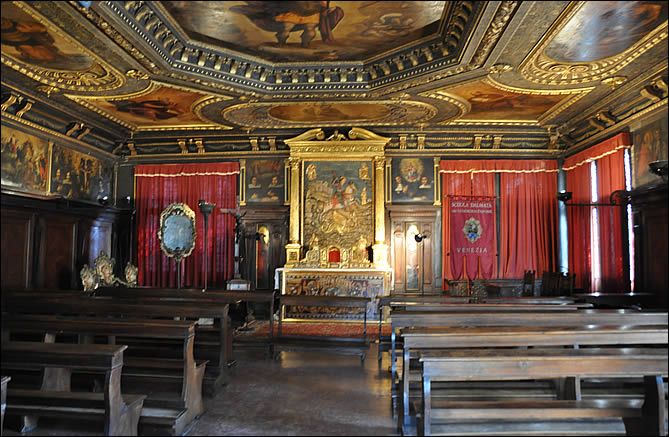 La salle de l'auberge de la Scuola di San Giorgio dei Schiavoni