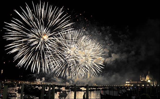 Le feu d'artifice lors de la fête du Rédempteur à Venise