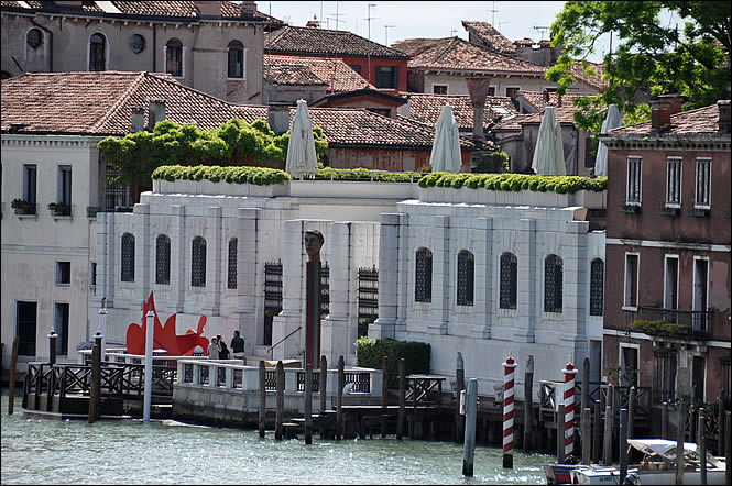 La façade du palais Guggenheim côté canal
