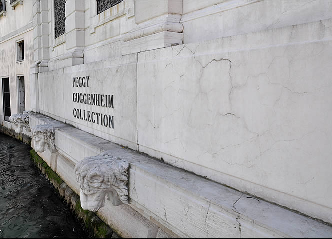 Les lions de la façade du palazzo Venier dei leoni