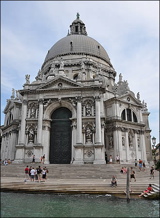 Vue de la façade de Santa Maria della Salute