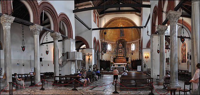 Vue de l'intérieur de Santi Maria E Donato