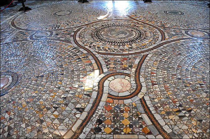 Le sol de l'église Santi Maria E Donato