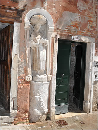 L'une des quatre statues des Mori