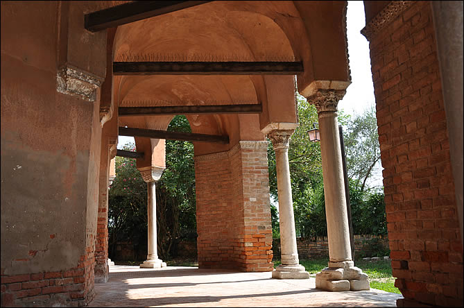 Le portique reliant les églises Santa Maria Assunta et Santa Fosca